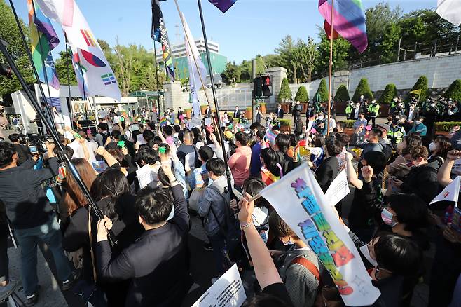 성소수자 차별 반대 무지개행동(무지개행동) 회원들이 14일 오후 서울 용산구 대통령집무실 앞에서 '2022 국제성소수자혐오반대의날'을 기념하며 행진하고 있다.이날 무지개행동은 용산역을 시작해 대통령 집무실을 거쳐 이태원광장까지 행진을 진행했다. /뉴스1