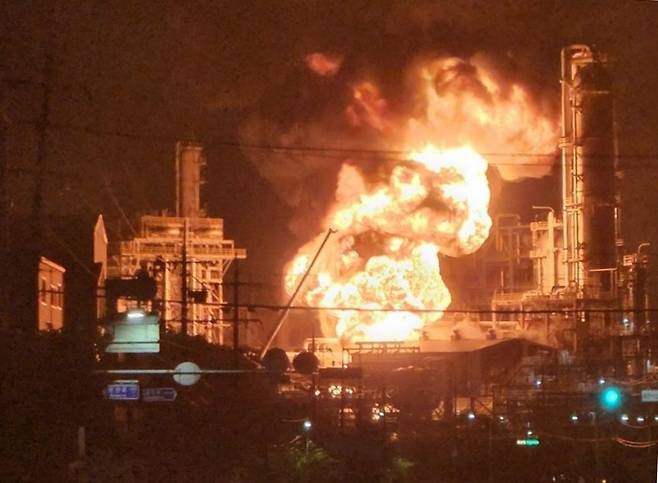 19일 오후 울산시 울주군 온산읍 에쓰오일 공장에서 대형 화재가 발생해 불기둥이 치솟고 있다. /독자 제공/연합뉴스