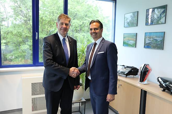 빌헬름 슈테거 ZKW 신임 CEO(왼쪽)과 올리버 슈베르트 전임 CEO. /ZKW 제공