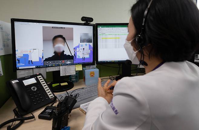 지난 1월 21일 한 병원 의료진이 코로나19 재택치료 환자와 비대면 진료를 하고 있다. /뉴스1