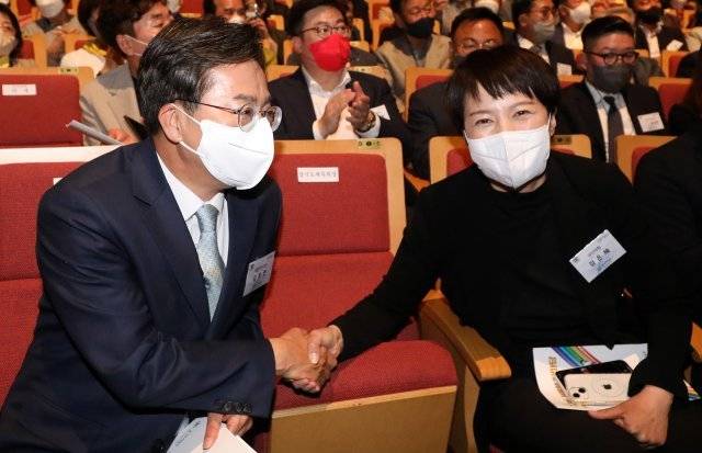 더불어민주당 김동연, 국민의힘 김은혜 경기지사 후보가 18일 오후 경기 수원시 경기아트센터에서 열린 ‘2022 경기도 체육인 한마당’ 행사에 참석해 악수를 하고 있다. 수원=뉴시스