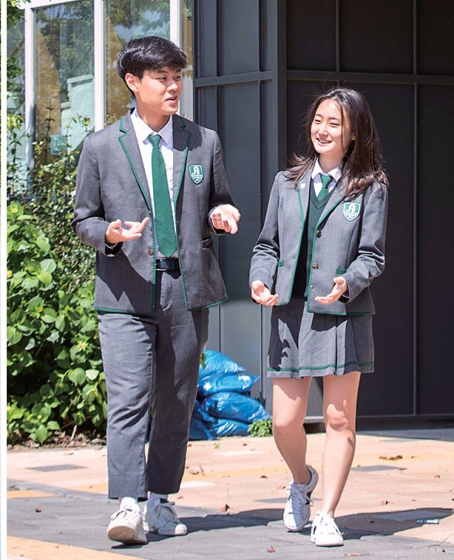 2017년 개교 때부터 기숙사 생활을 해온 이재홍 군(왼쪽)과 양서연 양(오른쪽)이 기숙사 건물 앞에서 얘기를 나누고 있다.