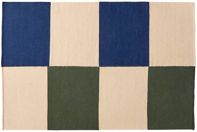 베틀과 실을 이용해 감각적인 회화 작업을 선보이는 에던 쿡의 위트 있는 색 조합을 구현했다. 공간에 경쾌한 리듬을 만드는 ‘에단 쿡 플랫 웍스 피치 그린 체크’는 88만7천원, Hay by Innometsä.