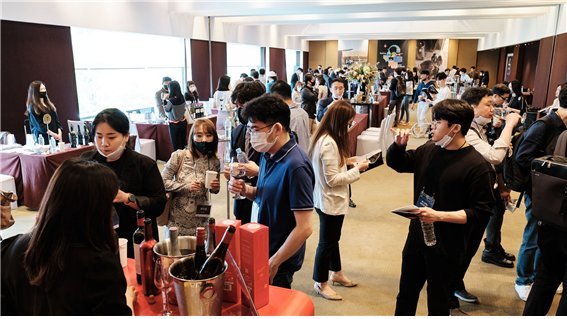 호주 와인 그랜드 테이스팅 2022가 지난 18일 그랜드 하얏트 서울에서 열렸다. 시음 행사 참가자들이 와인을 맛보고 있다.