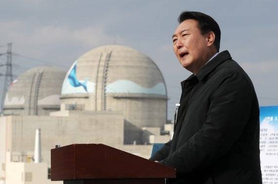 윤석열 대통령이 국민의힘 대선 후보당시 경북 울진 신한울 3·4호기 건설현장을 방문해 발언하고 있다. 사진=뉴시스