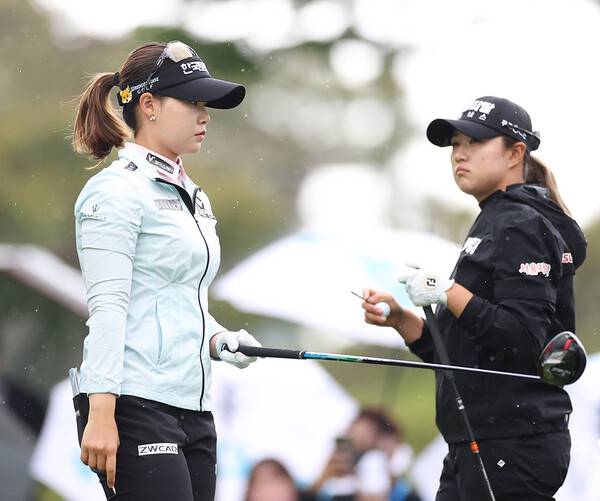 2022년 한국여자프로골프(KLPGA) 투어 두산 매치플레이 챔피언십에 출전한 임희정, 마다솜 프로가 대회 첫날 조별리그 1라운드에서 경기하는 모습이다. 사진제공=KLPGA