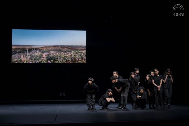 연극 <기후비상사태: 리허설> 공연 장면. 국립극단 제공