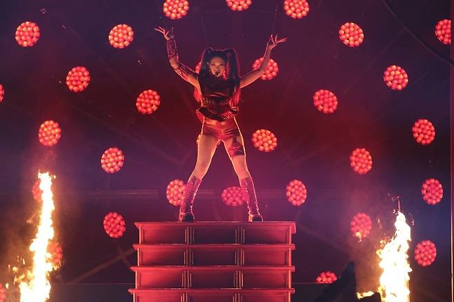 <아메리칸 송 콘테스트>에서 노래하는 알렉사. 방송 화면 갈무리