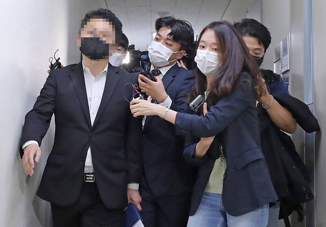 19일 오후 서울 성동구 한양대 백운규 전 장관의 사무실에서 압수수색을 마친 검찰 관계자들이 사무실을 나서고 있다. 이날 검찰은 ‘산업부 블랙리스트' 의혹과 관련해 산업부 산하기관 6곳과 백 전 장관의 대학 사무실 등에 대한 압수수색을 실시했다. 연합뉴스