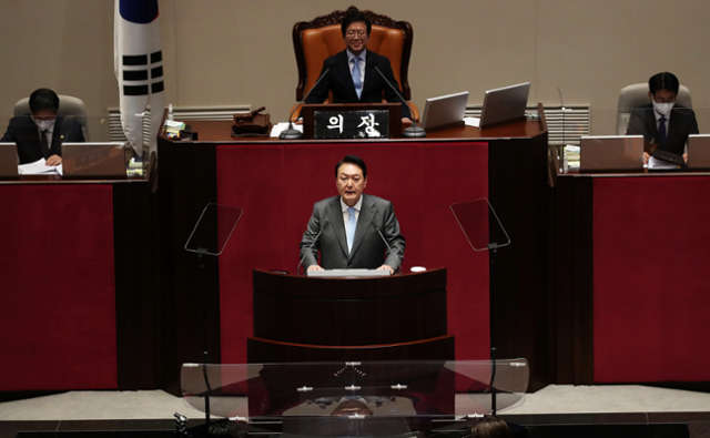 윤석열 대통령이 16일 국회 본회의장에서 코로나19 손실보상을 위한 추가경정예산안 시정연설을 하고 있다. 서재훈 기자