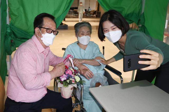 어버이날인 8일 광주 북구 동행요양병원에서 한 가족이 즐거운 면회 시간을 보내고 있다. 광주=연합뉴스