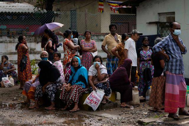 스리랑카가 공식 디폴트에 돌입한 19일, 스리랑카 콜롬보에서 조리용 석유를 사려는 시민들이 주유소 앞에 모여 기다리고 있다. 스리랑카는 최근 외화 부족으로 식품과 의약품, 원유 등을 수입하지 못해 민생 경제가 파탄 지경에 이르렀다. 콜롬보=AP 뉴시스