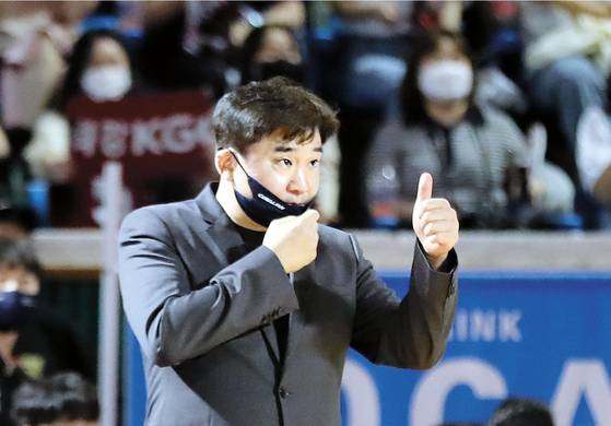 2021-2022 프로농구 서울SK와 안양KGC인삼공사의 챔피언결정전 5차전이 10일 오후 서울 잠실학생체육관에서 열렸다. 김승기 감독이 엄지를 들어보이며 선수들을 격려하고 있다. 잠실=김민규 기자 kim.mingyu@joongang.co.kr