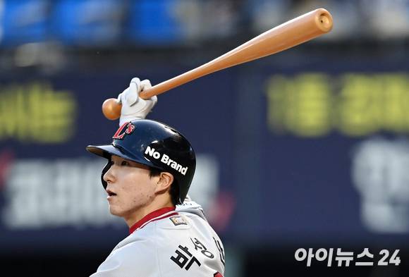 17일 오후 서울 잠실야구장에서 '2022 신한은행 SOL KBO리그' 두산 베어스와 SSG 랜더스의 경기가 열렸다. SSG 박성한이 2회초 2사 1,3루 상황에서 1타점 적시타를 치고 있다. [사진=김성진 기자]