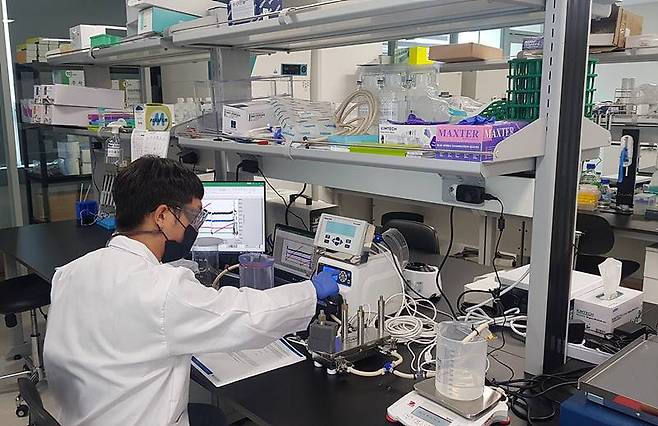 연구 중인 아바타테라퓨틱스 직원