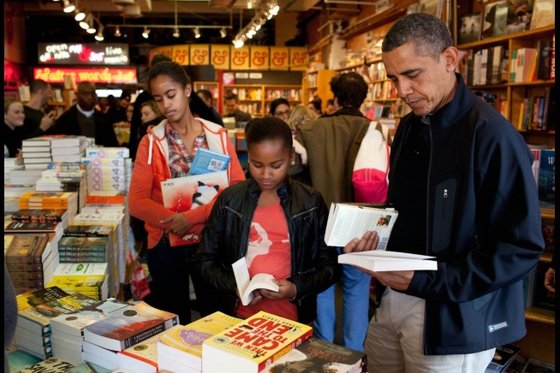 버락 오바마 전 미국 대통령이 현직 대통령 시절에 두 딸과 함께 서점에 가서 책을 고르고 있다. 그는 주말에 대형 마트, 패스트푸드점, 서점 등에 자주 갔다. [사진 백악관]