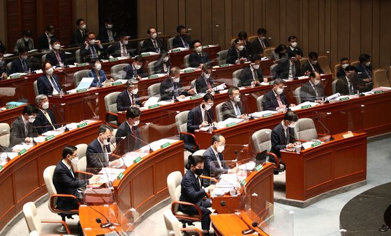 19일 국회에서 열린 예산결산특별위원회에 경제부총리겸 기획재정부 장관을 비롯한 각 부처 장관들이 참석해 있다. 김성룡 기자19