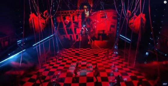 알렉사가 우승한 아메리칸 송 콘테스트 결승 무대. 알렉사는 '원더랜드'로 매 라운드 다른 무대연출을 선보이며 대중들을 사로잡았다. 마지막 무대에 등장한 '고공 의자' 장면은 연습할 시간이 부족했다면서도 "나는 높은 곳을 좋아해서 무섭지 않았고, 관객과 댄서를 보면서 심장이 쿵쿵 뛰고 설렜다"고 말했다. ['American Song Contest' 유튜브 캡쳐]