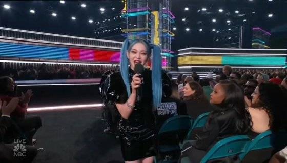 알렉사는 지난 15일 열린 2022 빌보드 뮤직어워드(BBMA)에 참석했다. 지금껏 BBMA에 참석한 K팝 아티스트는 BTS와 알렉사뿐이다. 시상식이 끝난 뒤 미국 가수 도자캣과 담소를 나누고 사진을 찍은 알렉사는 "도자캣이 내 귀의 피어싱을 보고 멋지다며 따라하고 싶다고 했는데, 나중에 그가 피어싱을 많이 한다면 내 영향일 것"이라고 농담을 하기도 했다. [사진 NBC 방송 캡처]