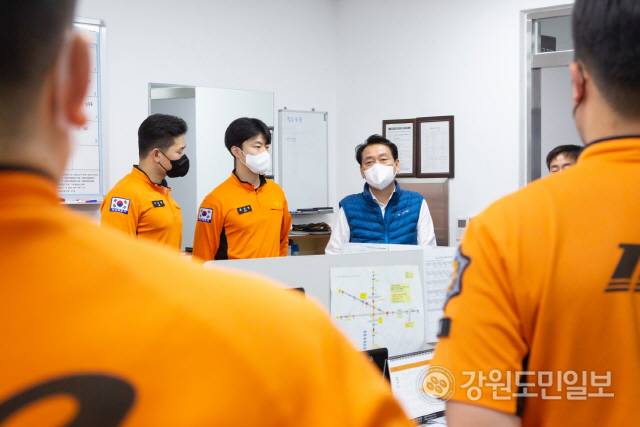 ▲ 이광재 더불어민주당 도지사 후보는 19일 공식선거운동 첫 일정으로 원주소방서를 방문, 직원들을 격려했다.