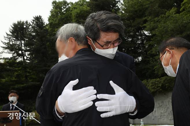 5·18 민주화 운동 당시 시위 진압에 참여했다가 돌진한 버스에 의해 죽임을 당한 경찰 중 고 정충길 경사의 유족과 버스 운전 가해 당사자가 배모씨가 19일 서울 동작구 국립서울현충원 경찰충혼탑에서 만나 사과와 용서를 하고 있다. / 권도현 기자