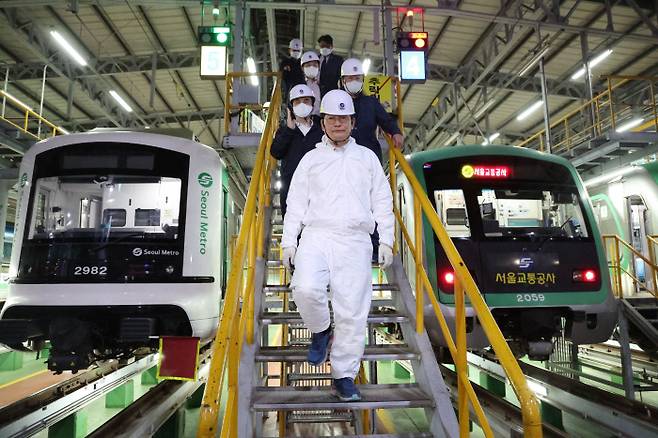 더불어민주당 송영길 서울시장 후보가 6·1 지방선거 공식 선거운동이 시작된 19일 0시 서울 성동구 군자차량기지 철도정비창을 찾아 전동차 점검체계를 살펴보고 있다. 연합뉴스