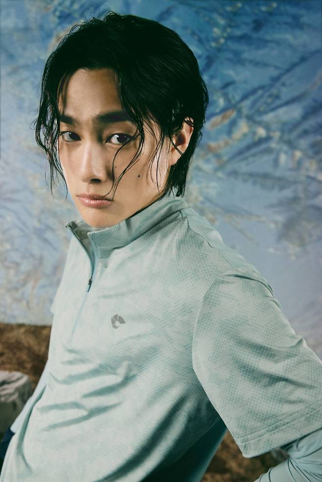 네파 마운틴 프린트 반팔 집업 티셔츠는 등 부위에 통기성이 좋은 메시 원단을 적용해 한여름 야외에서도 시원하게 착용해도 좋다.