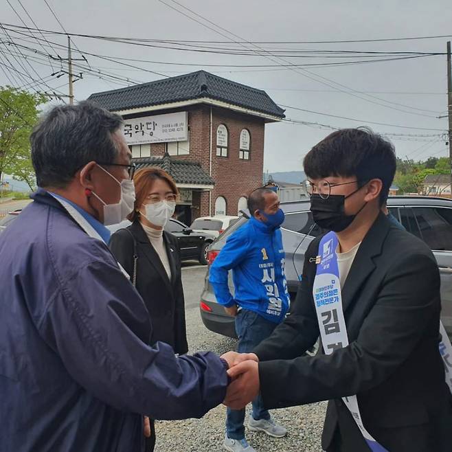 김경주 더불어민주당 경주시의원 후보(다선거구)가 지난달 23일 경북 경주시에 있는 김상도 민주당 경주시의원 후보(사선거구) 사무소 개소식에서 유권자들과 인사하고 있다. 김경주 후보 제공