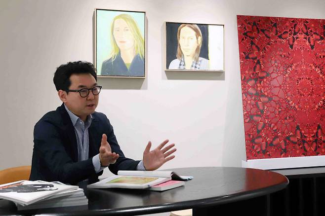 윤준 신세계백화점 미술관팀 팀장이 19일 서울 서초구 신세계 강남점에 있는 ‘신세계갤러리’에서 인터뷰를 하고 있다. 신세계백화점 제공