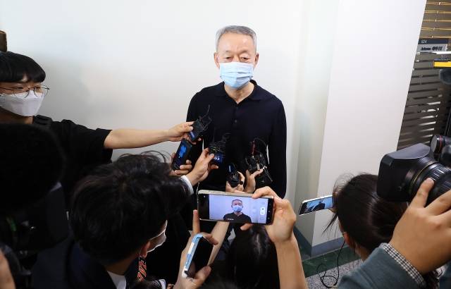 백운규 전 장관이 19일 오후 서울 성동구 한양대 퓨전테크놀로지센터 사무실 앞에서 '산업부 블랙리스트' 의혹 사건 관련 검찰의 압수수색이 끝난 뒤 취재진 질문에 답하고 있다. 연합뉴스