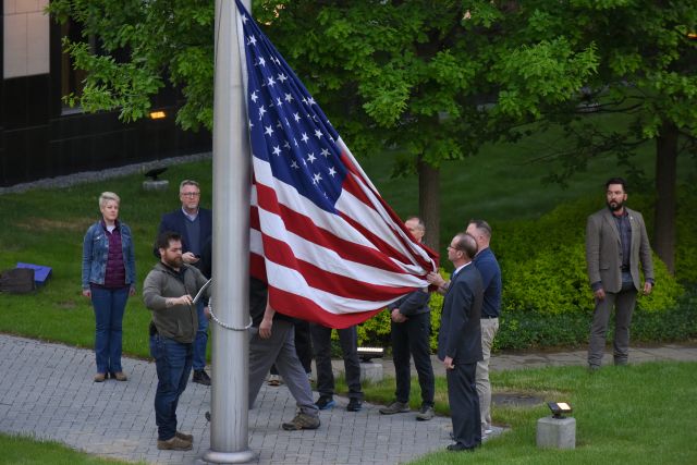 우크라이나 수도 키이우 미국 대사관에서 18일(현지시간) 다시 올라가고 있는 성조기. EPA연합뉴스