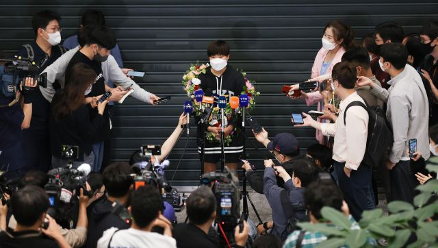 19일  인천국제공항에 도착해 취재진 질문에 답하는 지소연. 연합뉴스