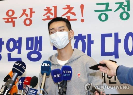 카타르 도하 다이아몬드리그 개막전에서 우승한 우상혁 선수가 19일 인천국제공항으로 귀국해 취재진 질문에 답하며 웃고 있다.[영종도=연합뉴스]