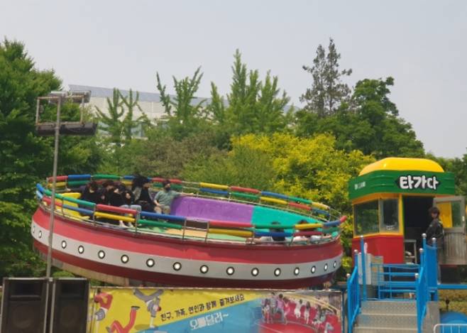 서울시립대학교 축제 마련된 놀이기구 `디스코 팡팡`. [한재혁 인턴기자]