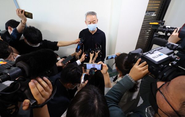 백운규 전 장관이 19일 오후 서울 성동구 한양대 퓨전테크놀로지센터 사무실 앞에서 '산업부 블랙리스트' 의혹 사건 관련 검찰의 압수수색이 끝난 뒤 취재진 질문에 답하고 있다. [사진 출처 = 연합뉴스]