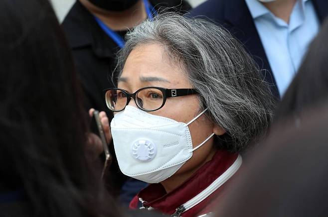 [서울=뉴시스] 이영환 기자 = 고 권대희씨 어머니 이나금 의료정의실천연대 대표가 19일 오전 서울 서초구 서울중앙지방법원에서 열린 성형외과 원장 A씨 등에 대한 항소심 선고공판을 마친 후 취재진의 질문에 답하고 있다. 성형외과 원장 A씨 등은 수술 중 과다출혈이 발생한 고 권대희씨에게 적절한 조치를 하지 않아 사망에 이르게 한 혐의로 항소심 선고 공판에서 징역 3년과 벌금 1000만원을 선고 받았다. 2022.05.19.