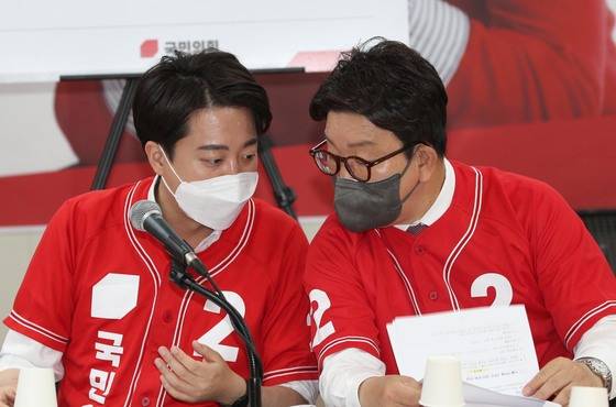(인천=뉴스1) 국회사진취재단 = 이준석 국민의힘 상임선대위원장(왼쪽)과 권성동 공동선대위원장이 19일 오전 인천 미추홀구 유정복 인천광역시장 후보자 사무실에서 열린 국민의힘 중앙선대위 인천 현장 회의에서 이야기를 나누고 있다. 2022.5.19/뉴스1
