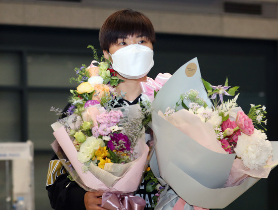 (인천공항=뉴스1) 구윤성 기자 = 영국 여자프로축구 첼시 위민에서 활약하던 지소연이 19일 오후 인천국제공항을 통해 귀국하고 있다.   2014년 첼시 위민에 입단해 유럽 무대에 도전장을 던졌던 지소연은 8년 동안의 영국 생활을 마무리하고 WK리그에서 활약할 계획이다. 2022.5.19/뉴스1