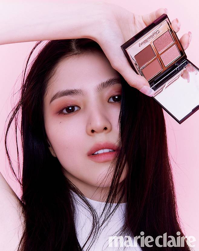 한소희는 클로즈업 화보에서도 압도적인 카리스마를 선보였다. 깊은 음영 메이크업과 우아한 치크 메이크업, 붉은 와인빛 립으로 매력을 뽐냈다.