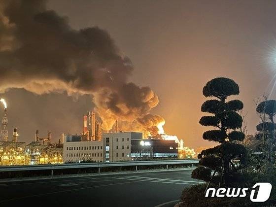 19일 오후 9시께 울산 울주군 온산읍 에쓰오일 울산공장서 폭발사고가 발생했다./사진=뉴스1