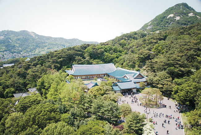 드론으로 찍은 청와대 관저의 전경. 청와대 관저를 드론으로 찍는다는 건 얼마 전까지만 해도 상상도 할 수 없었던 일이다.