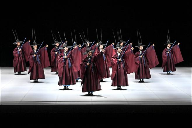 [서울=뉴시스]지난 18일 세종문화회관 대극장에서 열린 프레스콜에서 선보인 서울시무용단 '일무' 1막 공연 장면. (사진=세종문화회관 서울시무용단 제공) 2022.05.19. photo@newsis.com  *재판매 및 DB 금지