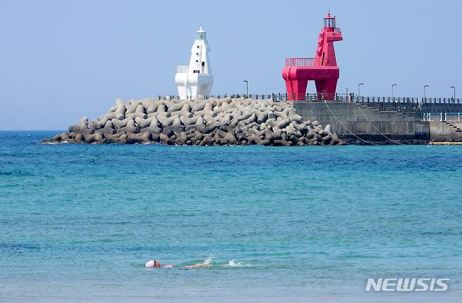 [제주=뉴시스] 우장호 기자 = 17일 오후 제주시 이호해수욕장에서 시민이 수영을 즐기며 더위를 식히고 있다. 2022.05.17. woo1223@newsis.com
