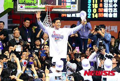 【고양=뉴시스】이영환 기자 = 29일 오후 경기 고양시 일산서구 고양실내체육관에서 열린 2015-2016 KCC 프로농구 챔피언 결정전 6차전 고양 오리온스와 전주 KCC의 경기에서 승리를 거두고 우승을 차지한 오리온스 추일승 감독이 환호하고 있다. 2016.03.29. 20hwan@newsis.com