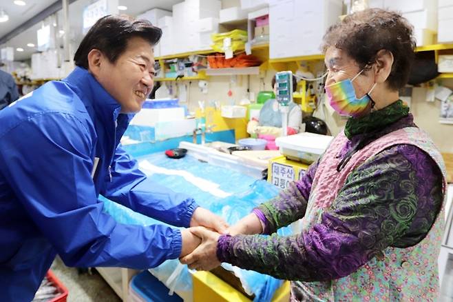 [제주=뉴시스] 오영훈 더불어민주당 제주도지사 후보가 19일 오전 제주시수협수산물공판장을 방문, 상인과 인사를 나누고 있다. (사진=오영훈 후보 선거사무소 제공) 2022.05.19. photo@newsis.com *재판매 및 DB 금지