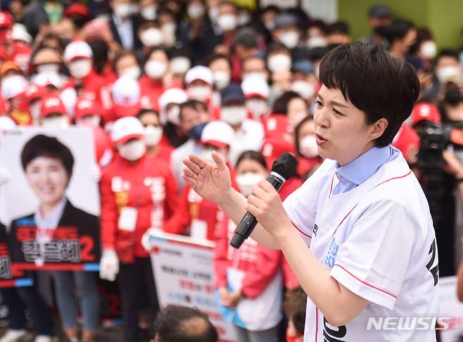 [수원=뉴시스] 국회사진기자단 = 김은혜 국민의힘 경기도지사 후보가 6·1 지방선거 공식선거운동 첫날인 19일 수원시 팔달구 팔달로 인근에서 열린 국민의힘 경기도지사 후보 출정식에서 시민들에게 지지를 호소하고 있다. 2022.05.19. photo@newsis.com