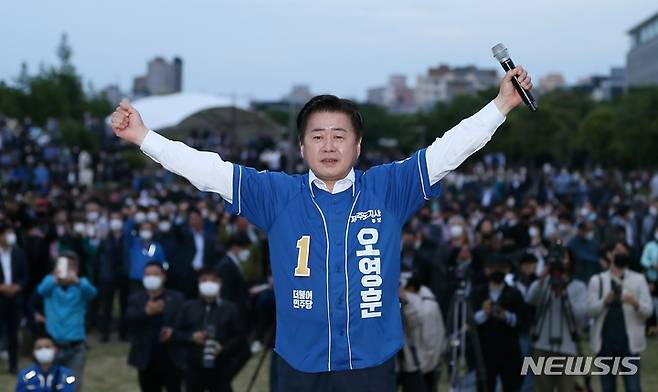 [제주=뉴시스] 양영전 기자 = 6·1 지방선거에 나서는 더불어민주당 오영훈 제주지사 후보가 19일 오후 제주시 도남동 시민복지타운 광장에서 출정식을 열고 무대에 올라 양팔을 들어 올려 보이고 있다. 2022.05.19. 0jeoni@newsis.com