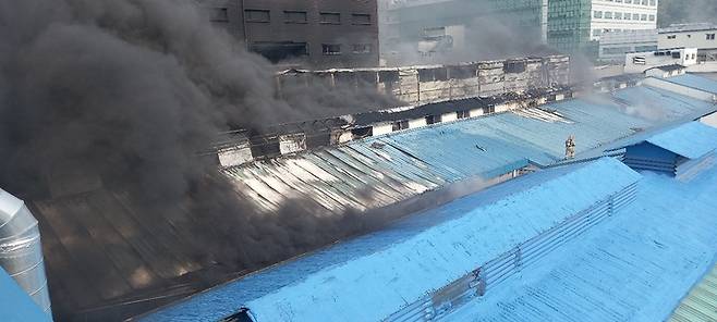 [안산=뉴시스] 경기 안산시 자동차 부품공장 불. 2022.05.19. (사진=경기도소방재난본부 제공) *재판매 및 DB 금지