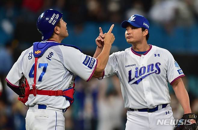 [대구=뉴시스] 이무열 기자 = 12일 오후 대구 수성구 삼성라이온즈파크에서 열린 2022 KBO리그 SSG 랜더스와 삼성 라이온즈의 경기, 4대2로 승리한 삼성 마무리 투수 오승환과 포수 강민호가 기뻐하고 있다. 2021.05.12. lmy@newsis.com