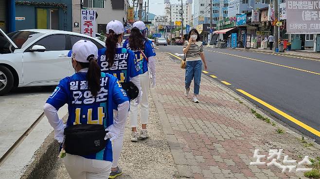 더불어민주당 선거사무원들이 19일 광주 남구에서 시민에게 인사를 건네고 있다. 김한영 기자